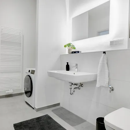 Urbanes City-loft Fuer 4 Mit Parkplatz Appartamento