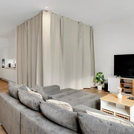 Urbanes City-loft Fuer 4 Mit Parkplatz דירה שוורטה