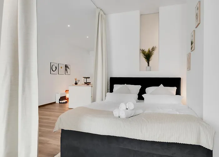 Urbanes City-loft Fuer 4 Mit Parkplatz Appartamento